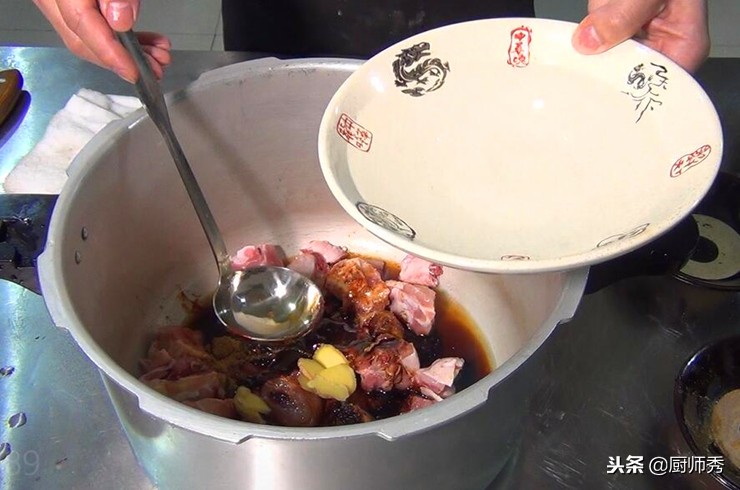 黄焖鸡最好吃的做法小视频,黄焖鸡的家常做法肉嫩汤浓