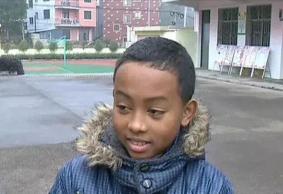 11年前，农村奶奶收留了一个黑人小孩巴比，如今怎么样了