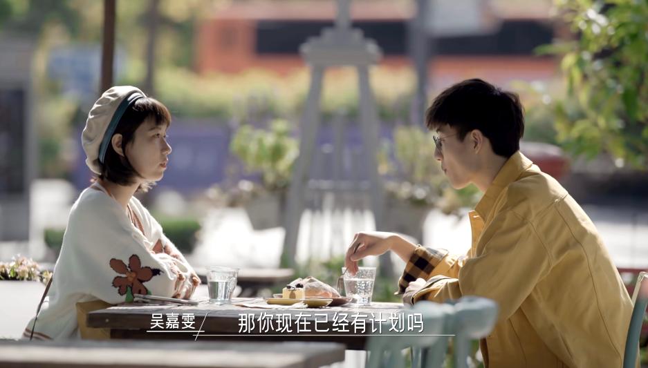 面对同一个单身暖男，两个高情商女人的不同选择