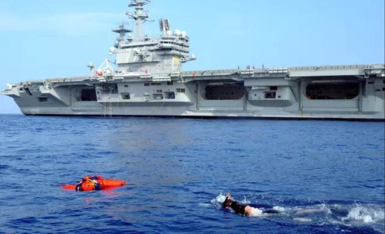 如果从航母上掉下来会怎么样,航母甲板人会掉下去吗