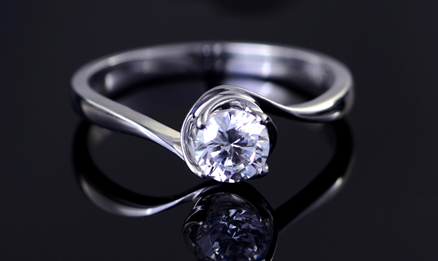 女士戴钻戒一般戴哪个手指,女士十指戒指的戴法和意义