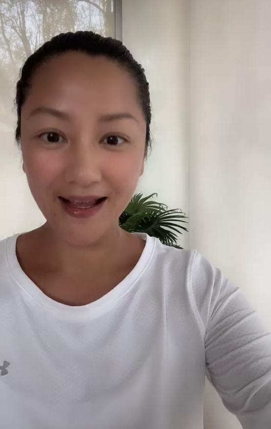 瞿颖真是太会保养了，48岁的年纪皮肤状态似少女，谁看了不羡慕