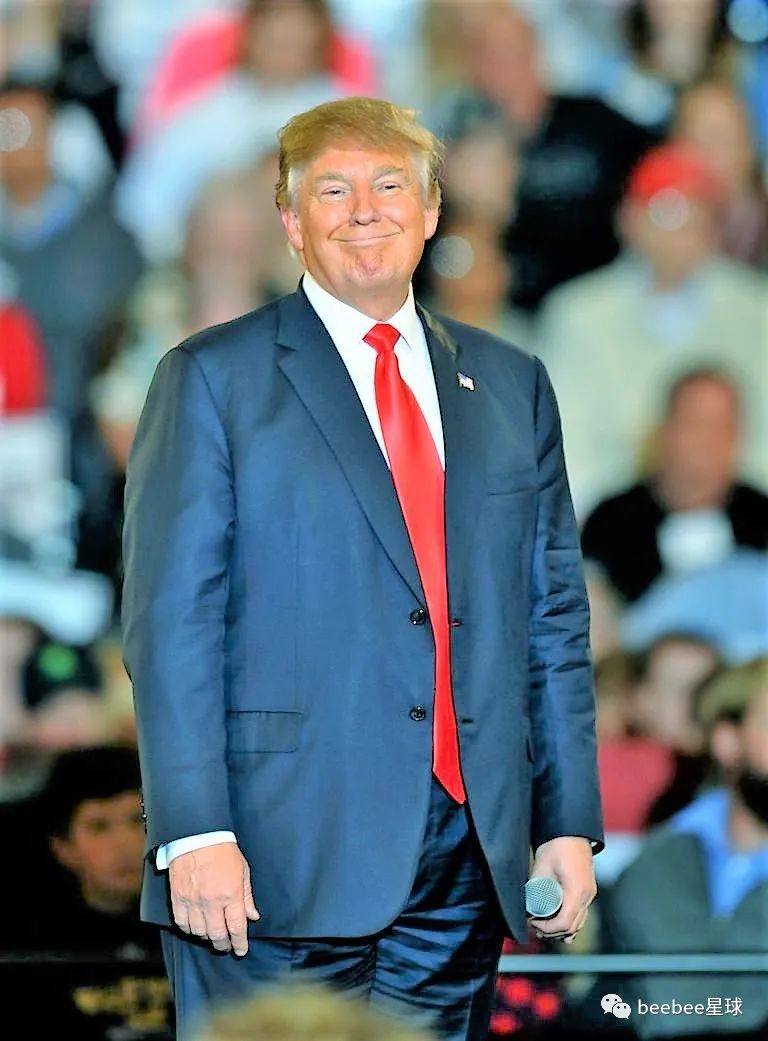 为什么老特的眼袋是白色的？