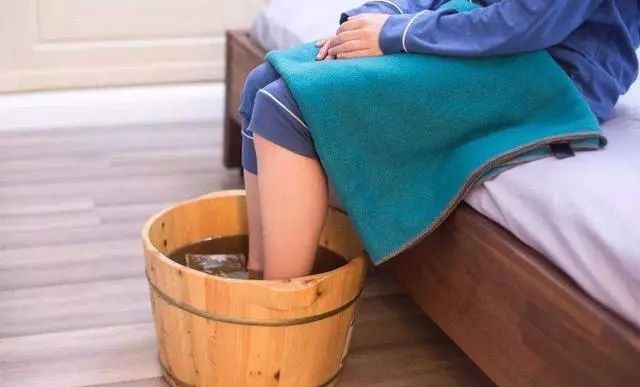 双脚干裂起硬皮怎么办,双脚干燥起皮