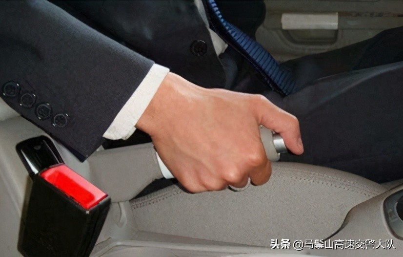 开车时手刹忘了放下对车有影响吗,手刹没放下继续开车的后果详解