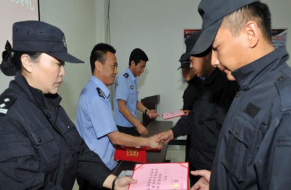 为什么辅警的工资特别低,辅警工资低为什么还要当辅警