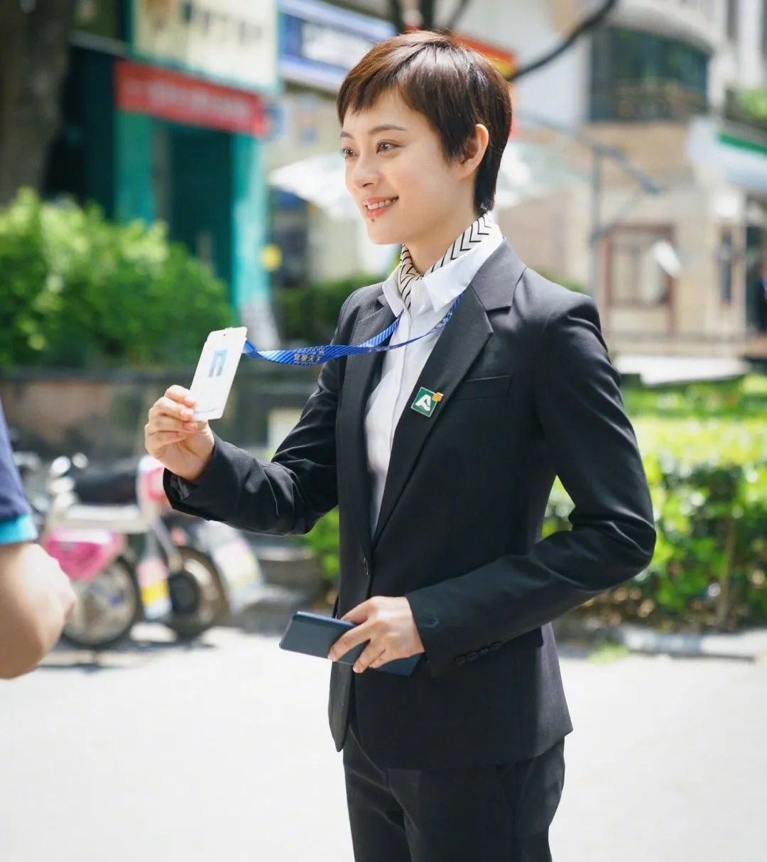 桑蚕丝丝巾春季怎样搭配衣服,春季长丝巾的系法简单又漂亮