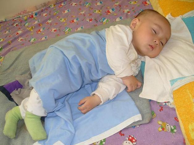 怎么纠正孩子头偏一侧睡觉,孩子脑袋偏歪怎样纠正