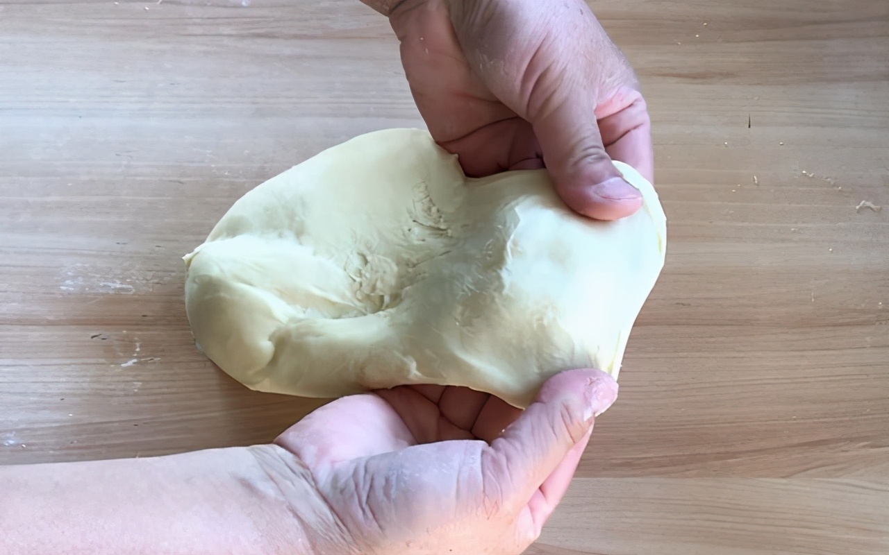 超级细腻柔软奶香面包做法,松软拉丝面包的做法和配方窍门