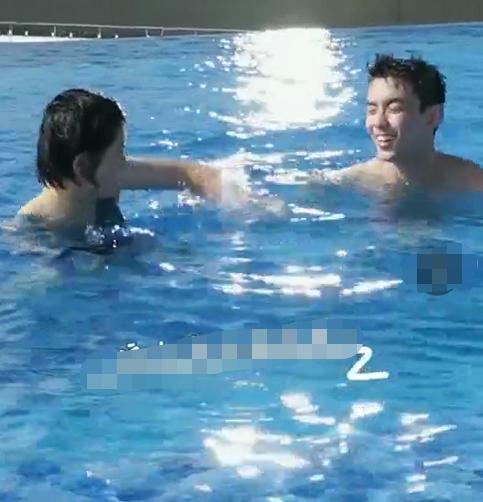 张子枫与吴磊泳池嬉闹！女方穿泳装皮肤白皙，秀出一双纤细胳膊