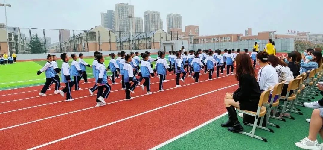 建*党**百年喜迎国庆——西安经开第二小学队列队形广播*比操**赛