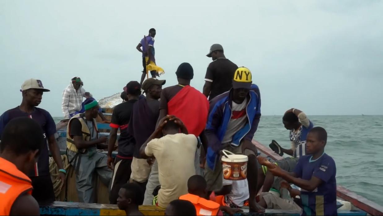 非洲小哥淘来法国二手车开出租，280公里只要47元，但要开12小时