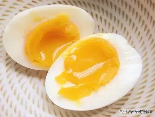 早晨一碗白开水冲鸡蛋有什么营养,常年早餐吃鸡蛋牛奶会有什么好处