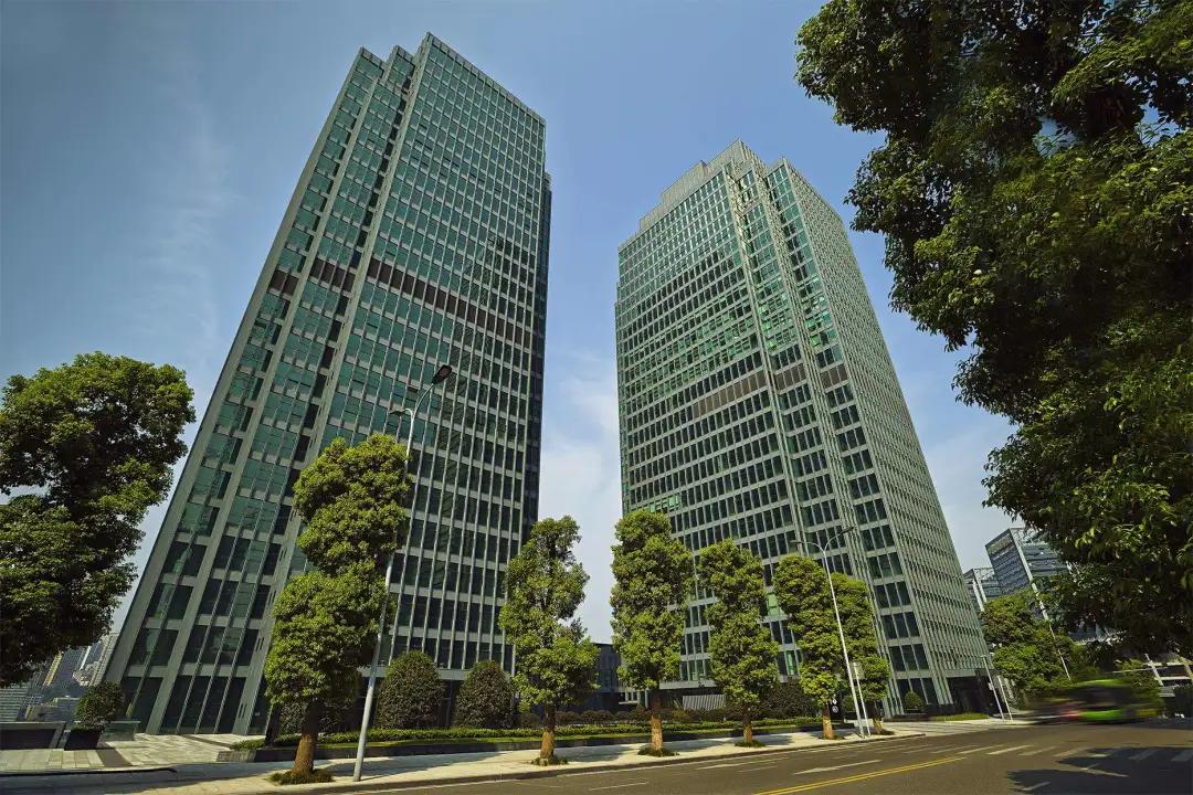 两位亿万富豪先后因她破产,两位富豪亿万家产全被她败光