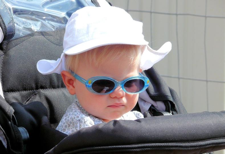 新生儿要戴帽子吗秋天,新生儿有必要戴帽子和穿袜子吗