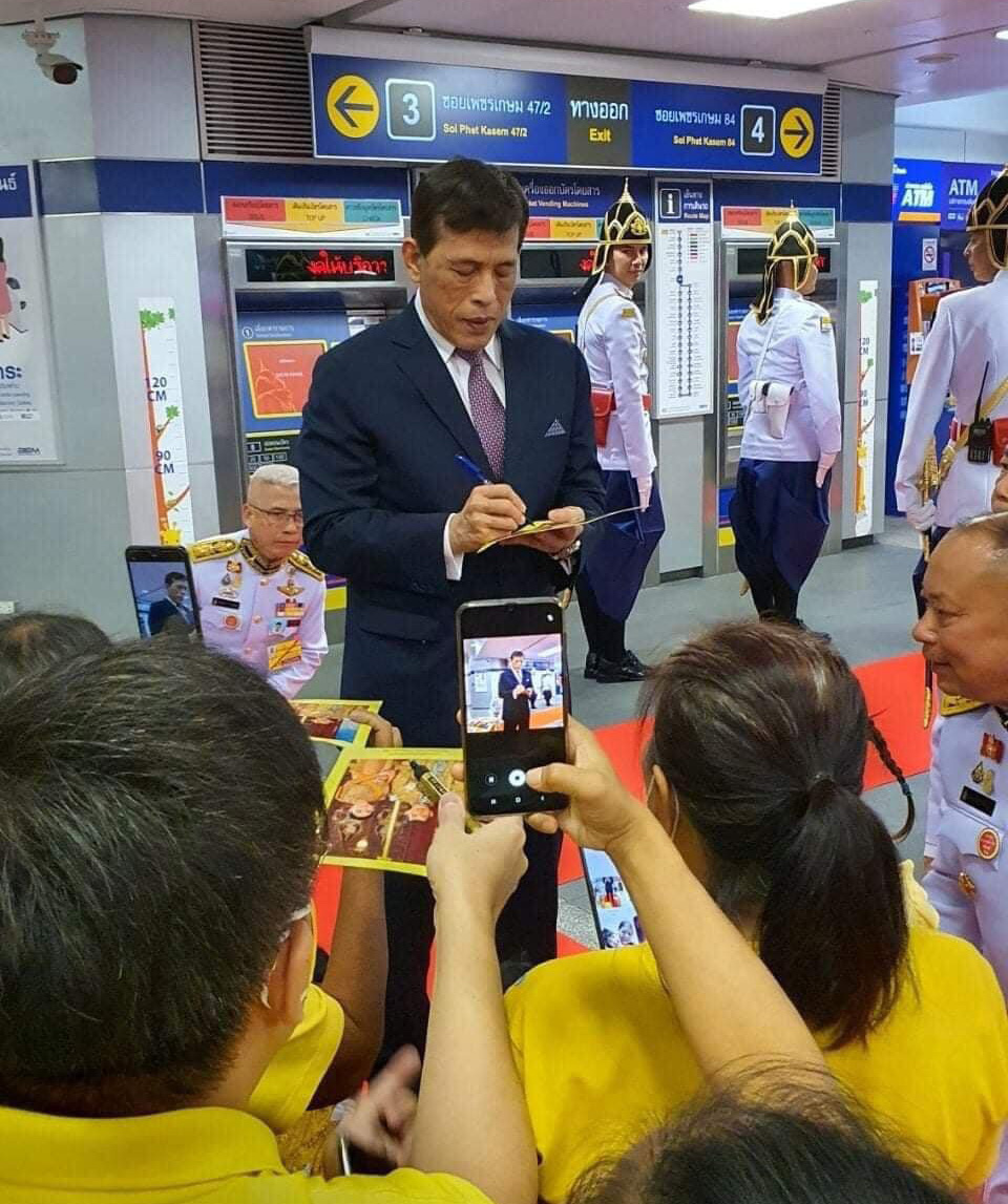 泰国人民很爱国王,拿着国王的签名激动万分,拉玛十世很是欣慰