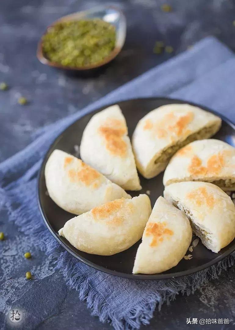 在家也可以做出酥脆的绿豆饼了,在家自制酥皮冰绿豆饼不用烤箱