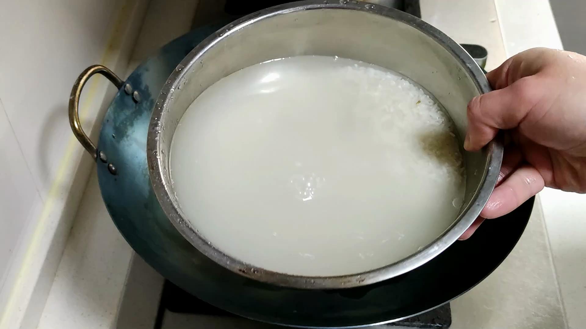 新铁锅不要直接用大厨教你开锅,新买的铁锅开锅不要猪肉