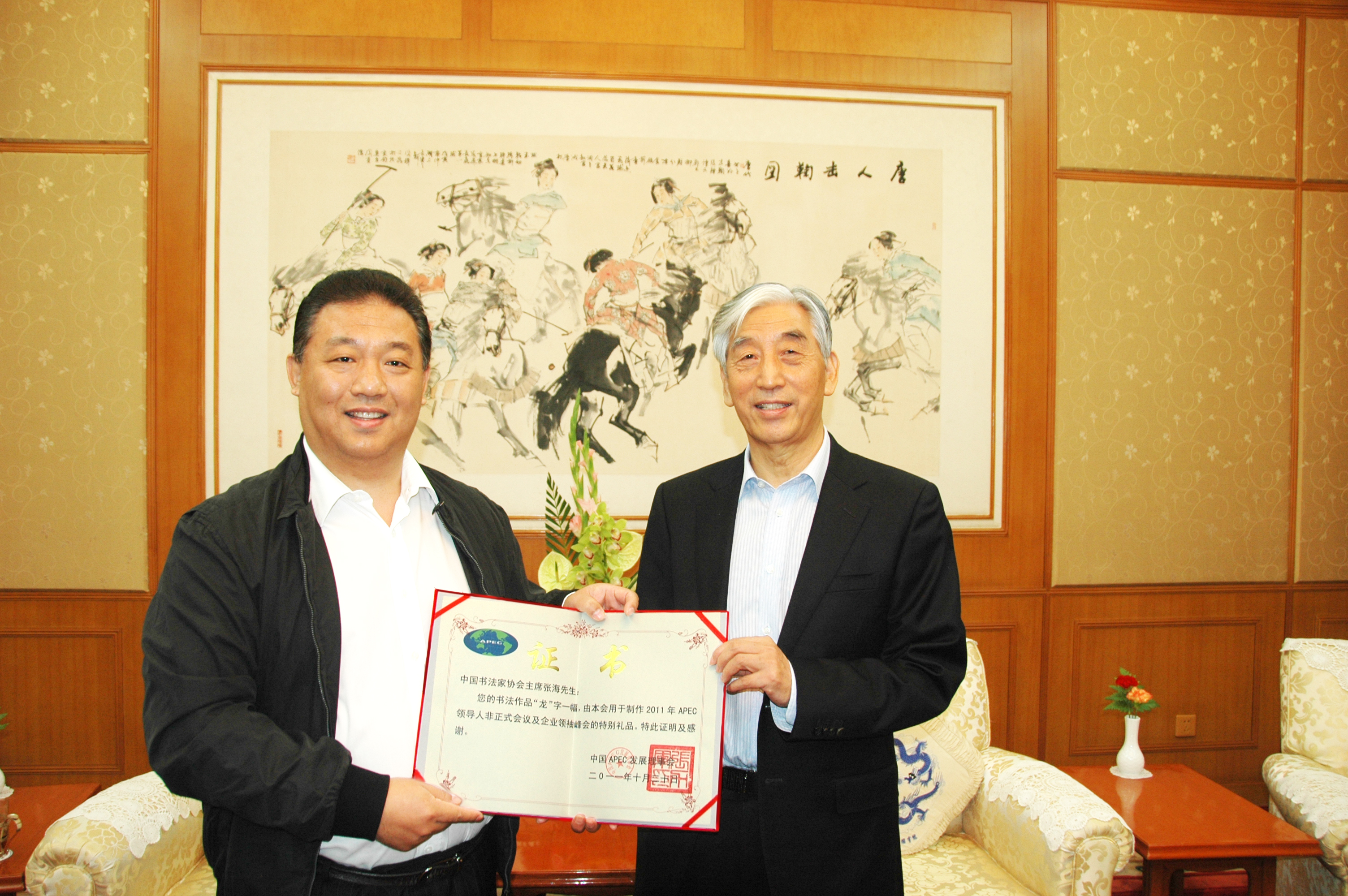 张海为书协主席，为何大家都不喜欢他的书法？原来落款之中藏端倪