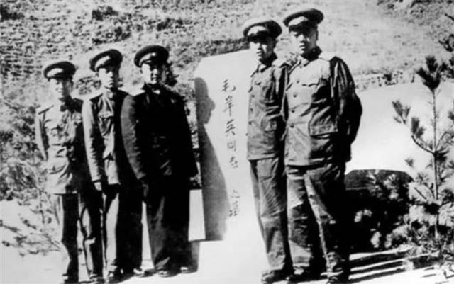 2018年，刘思齐儿子，女儿纪念主席诞辰125周年，表情严肃凝重