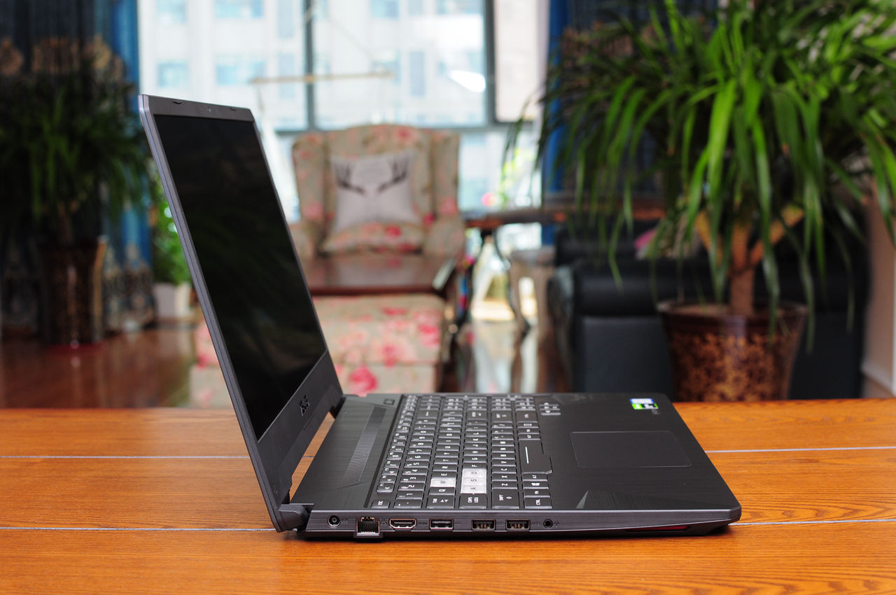 开箱一款最牛逼的游戏笔记本电脑,特别值得入手的游戏笔记本