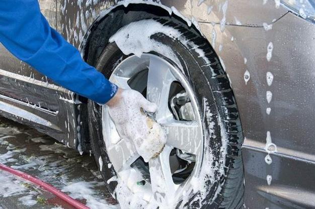 自己洗车是一件丢人的事吗,洗车不注意这几件事等于毁车