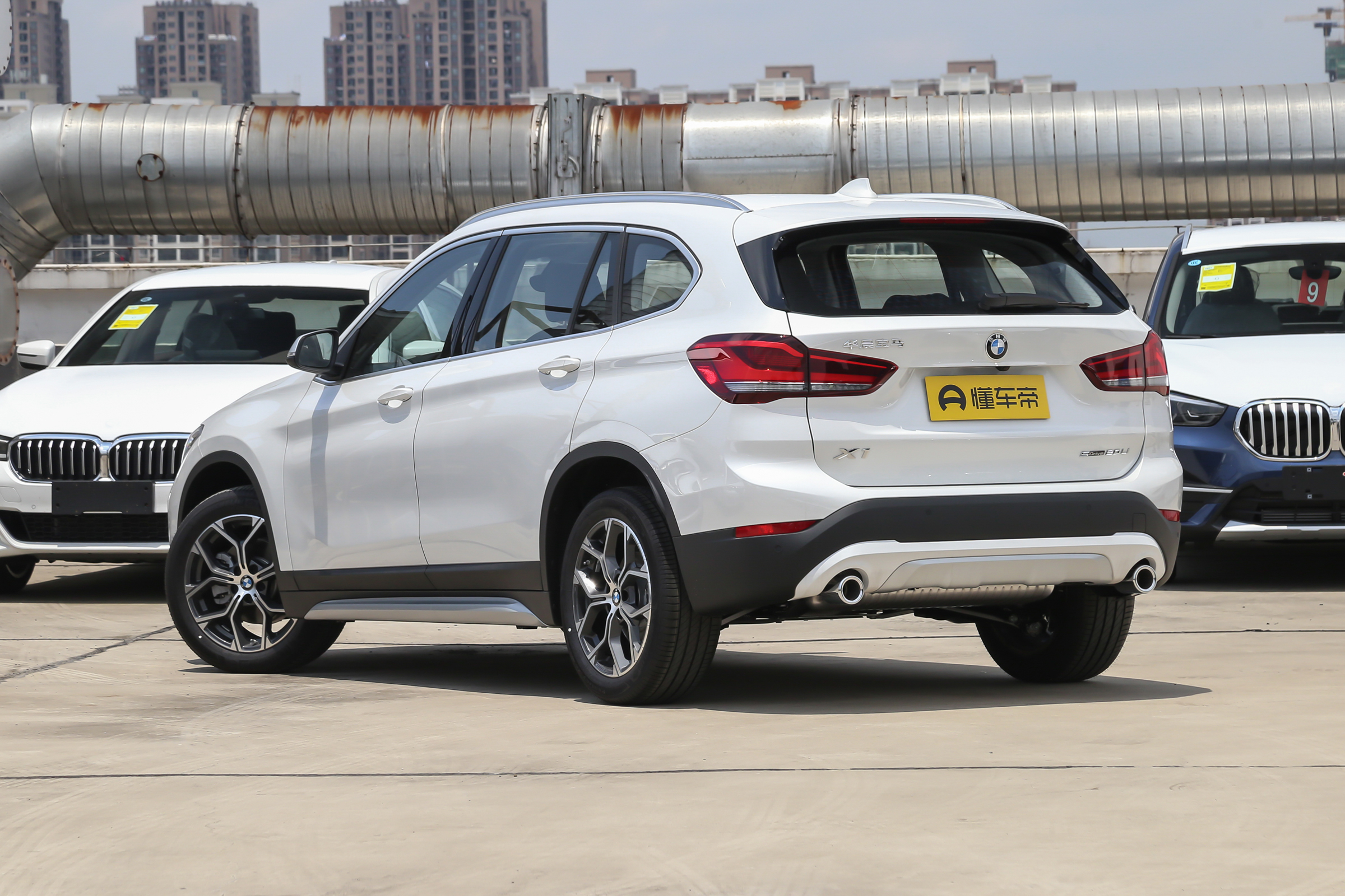 宝马x1天窗一边高一边低,宝马x1天幕关不上怎么办