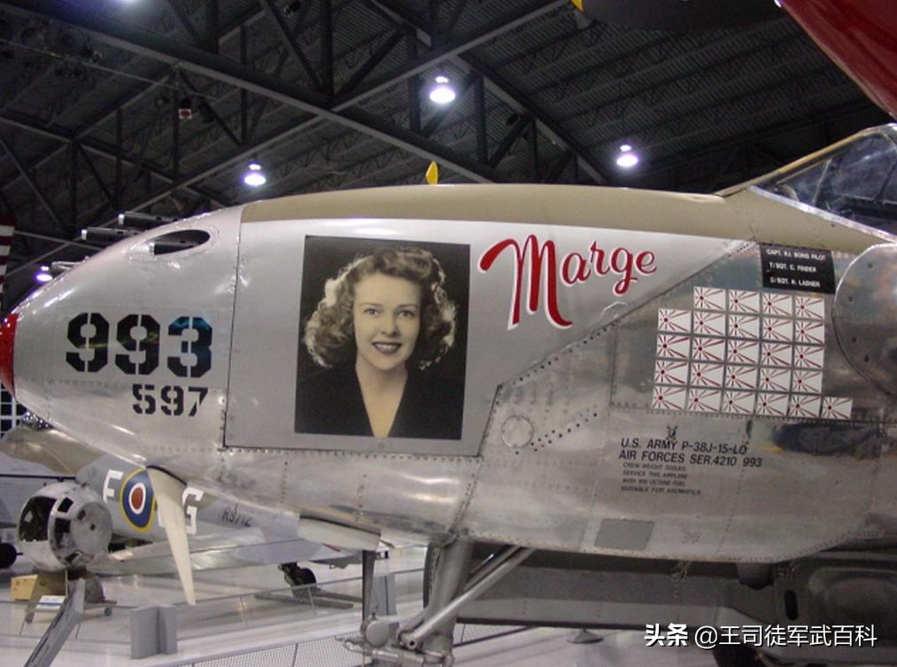 军人把女友照片放兜里视频,军人把女朋友照片放头盔