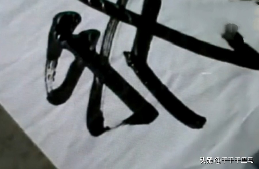 为什么墨汁写在纸上发臭,纸上的碳素墨水字迹怎么去除