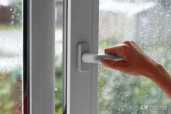 暴雨蓝色预警！健康坊温馨提醒：安全使用产品要注意这些问题！