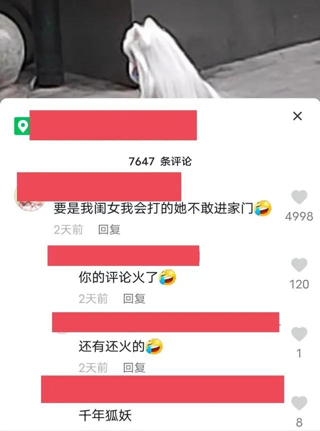 女子穿白狐装,女子穿白衣服走在大街上