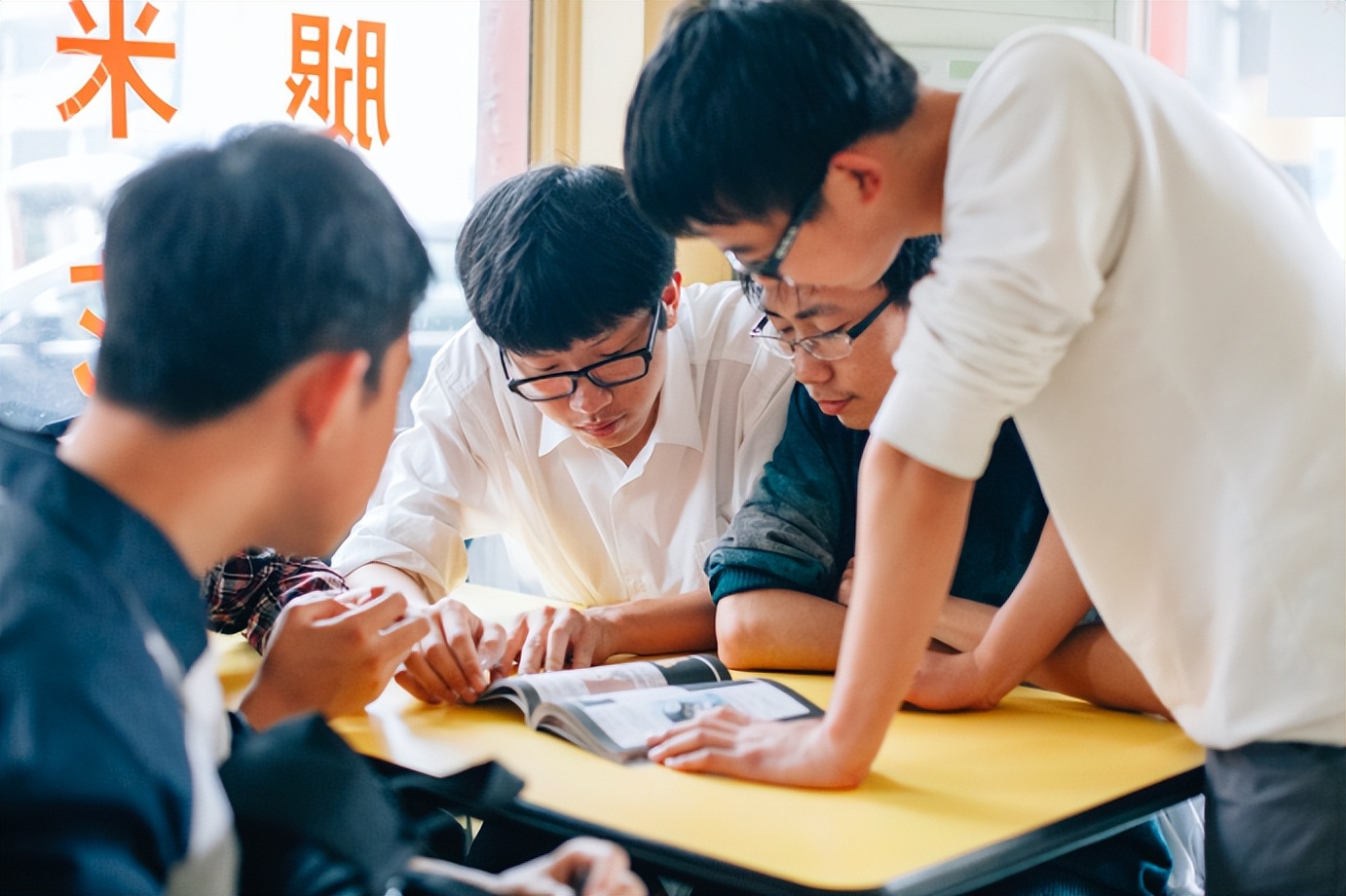 这个校园“*拍偷**狂魔”,拍下了95后的绝版青春