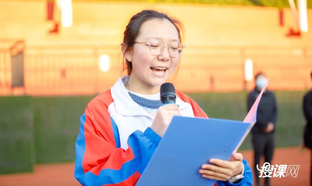 3000多名师生传递国旗为祖国庆生,开学典礼百人传旗