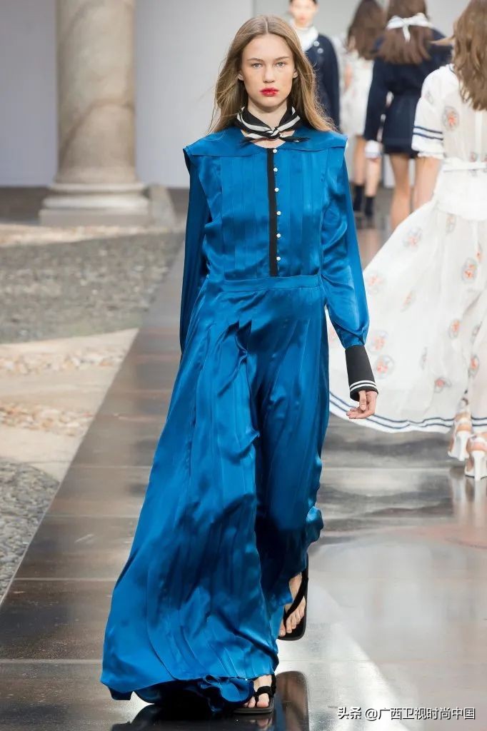 简单又时髦的丝巾系法你学到了吗,美丽时尚精美基础丝巾推荐