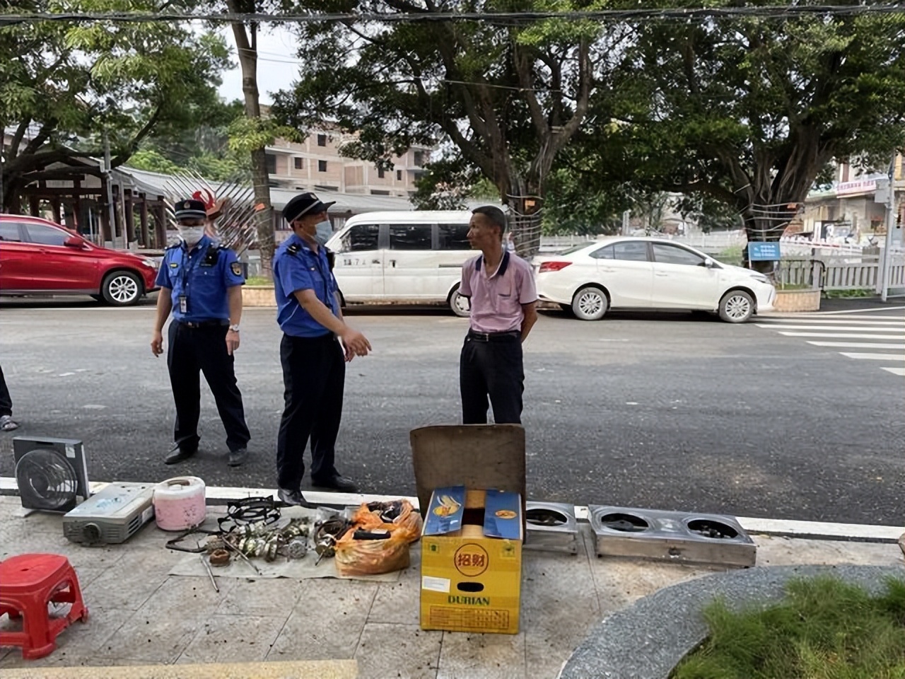 七旬摊贩竟然当众掌掴城管,地摊老汉当街掌掴城管怒吼