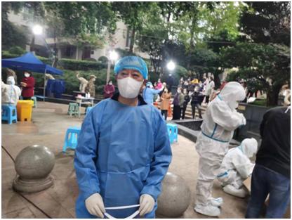 下沉“疫”线倾力服务用“志愿红”守护“健康绿”——市*访信**办*党**员干部积极助力打赢疫情歼灭战