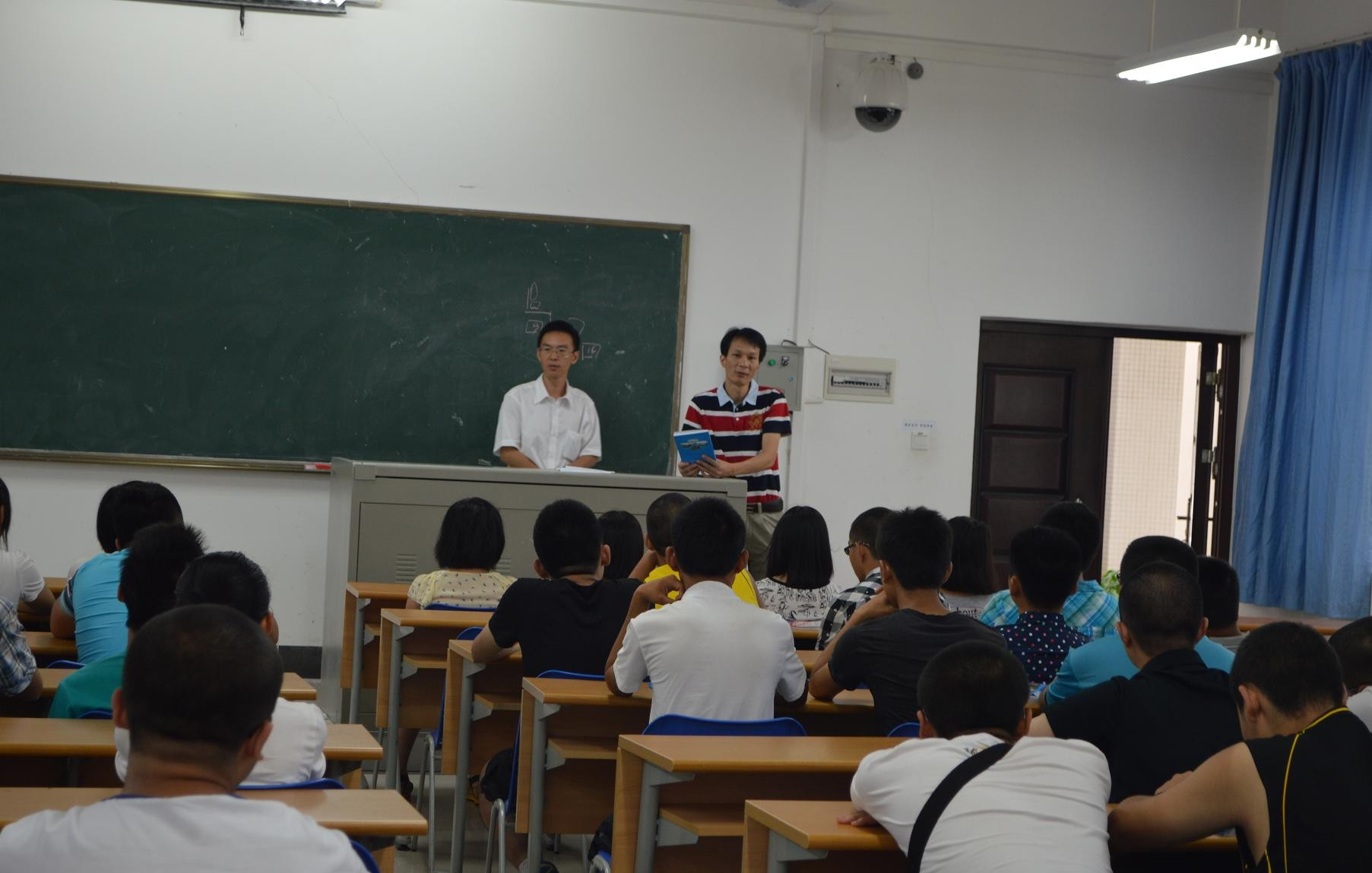 大一新生的自我介绍社恐版,大一社恐新生自我介绍