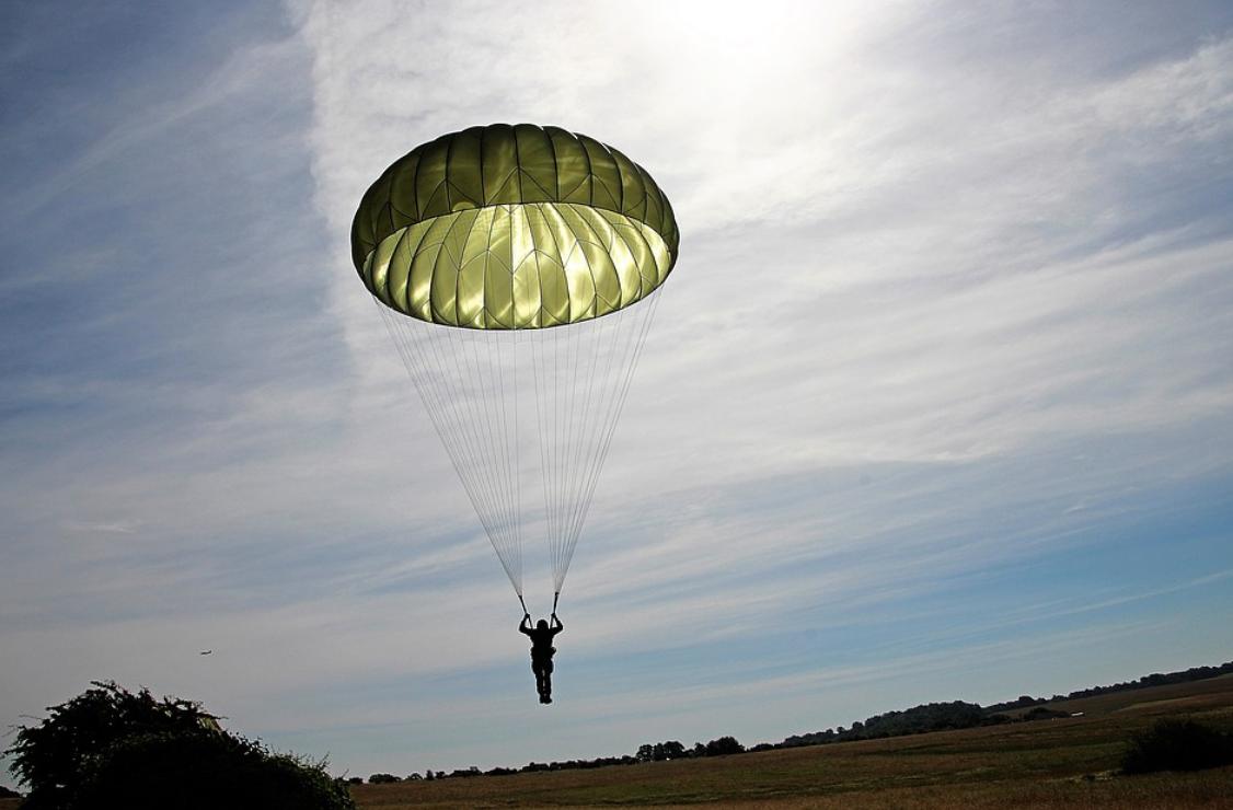 东航客机坠毁波音737能坐多少人,东航mu5735飞机上配备有无降落伞