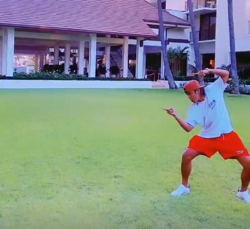 罗志祥在国外大街上搞怪,做各种滑稽的动作,疑似又开始放飞自我