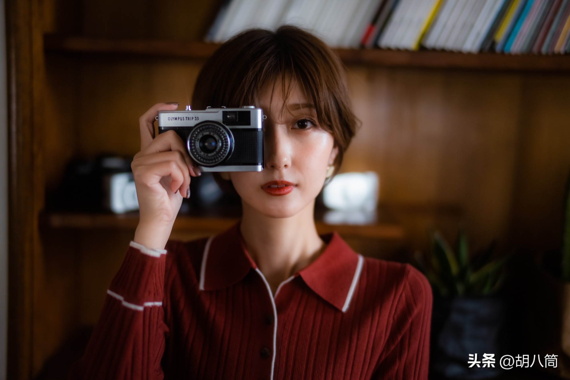 日本顶级模特写真集，堪称红衣战神，美不胜收，第一张我就沦陷了