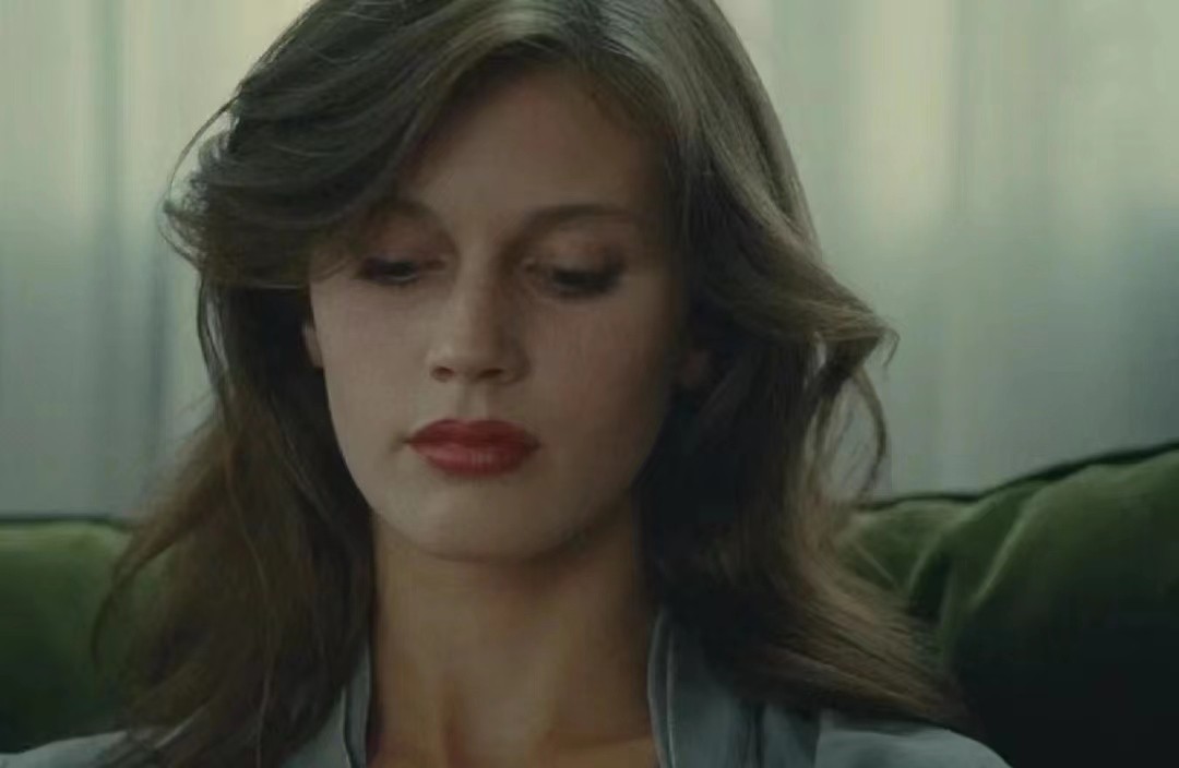 法国影片《花容月貌》以超现实的手法表达了什么？