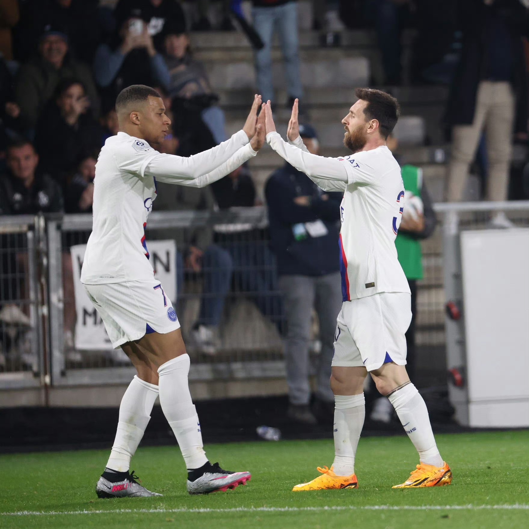 梅西两球巴萨阿森纳,梅西挑射破门阿森纳