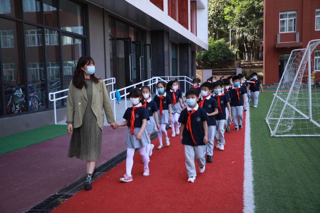 学校新冠肺炎疫情防控工作简报,小学开展新冠肺炎疫情教育