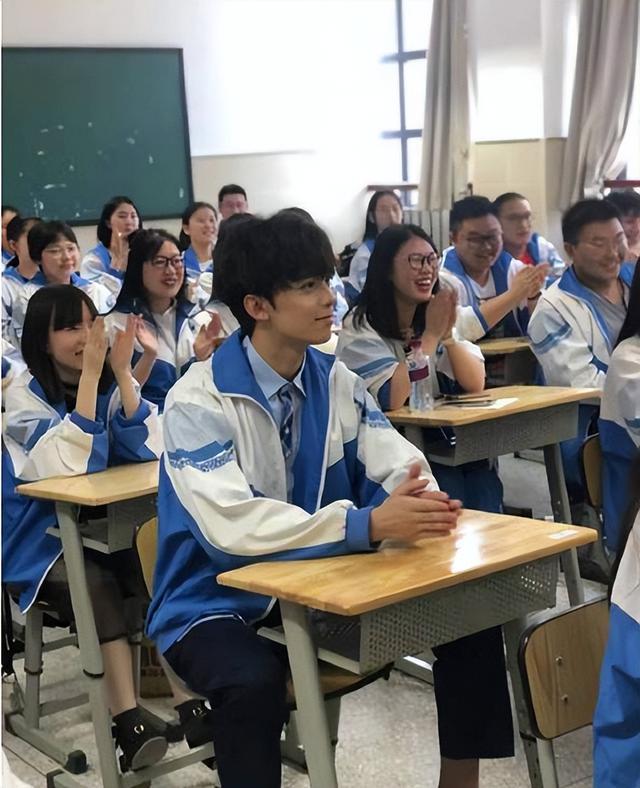 四川男高中生长得太帅走红,四川高中男生因长相太帅走红