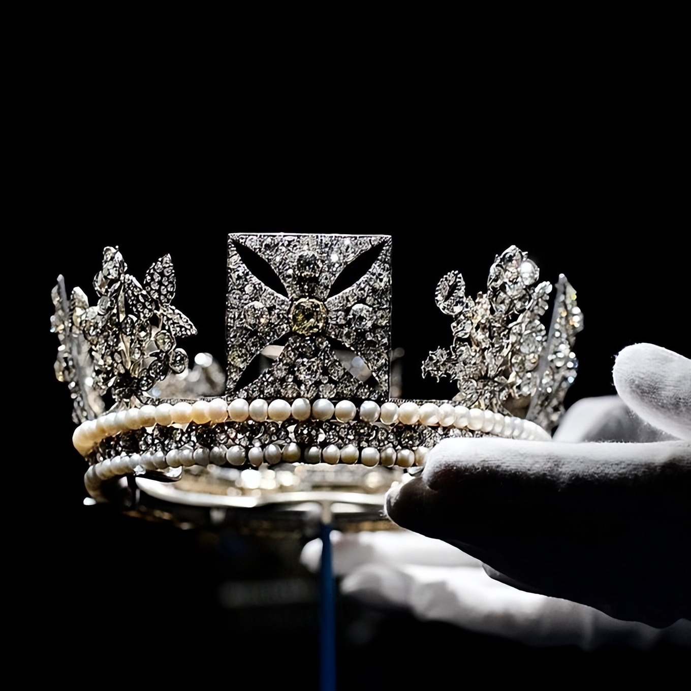 伊丽莎白女王留下的皇冠珠宝值多少钱