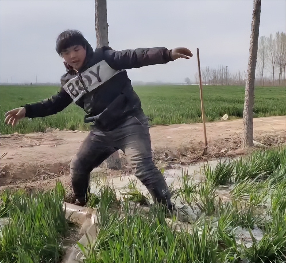 山东小伙靠“三脚猫功夫”走红，获赞乡村洪金宝，网友为啥半服？
