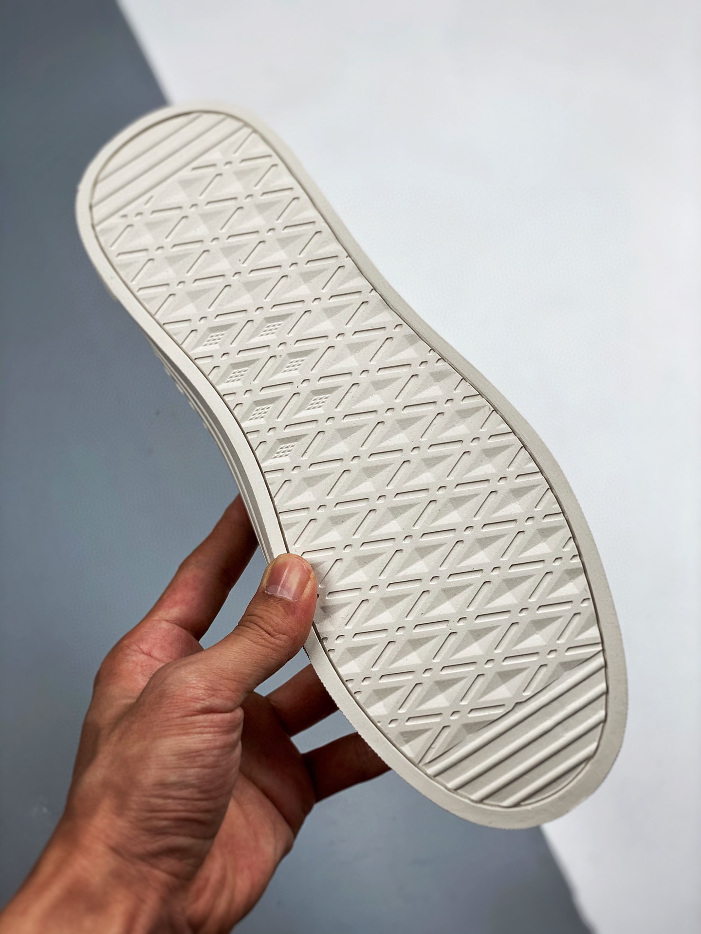 白色阔腿牛仔长裤搭配板鞋秋冬,阔腿牛仔裤搭配板鞋学生党