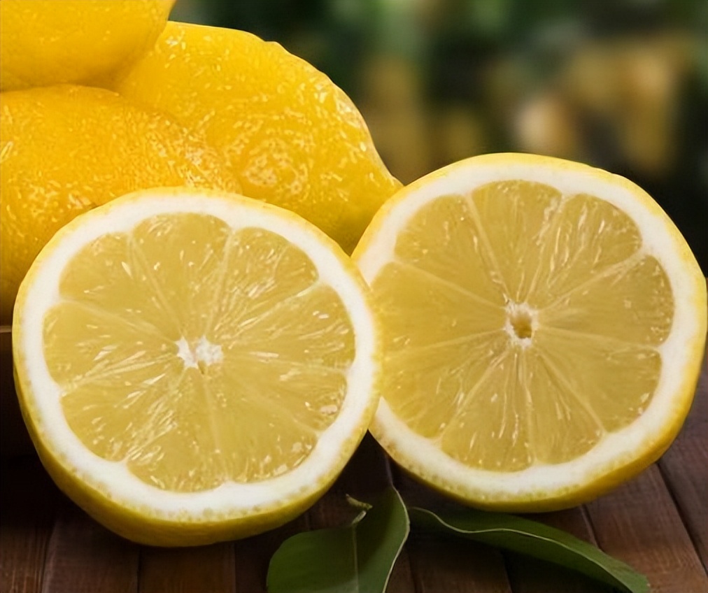 柠檬泡水喝的两大禁忌,柠檬泡水喝的禁忌和副作用