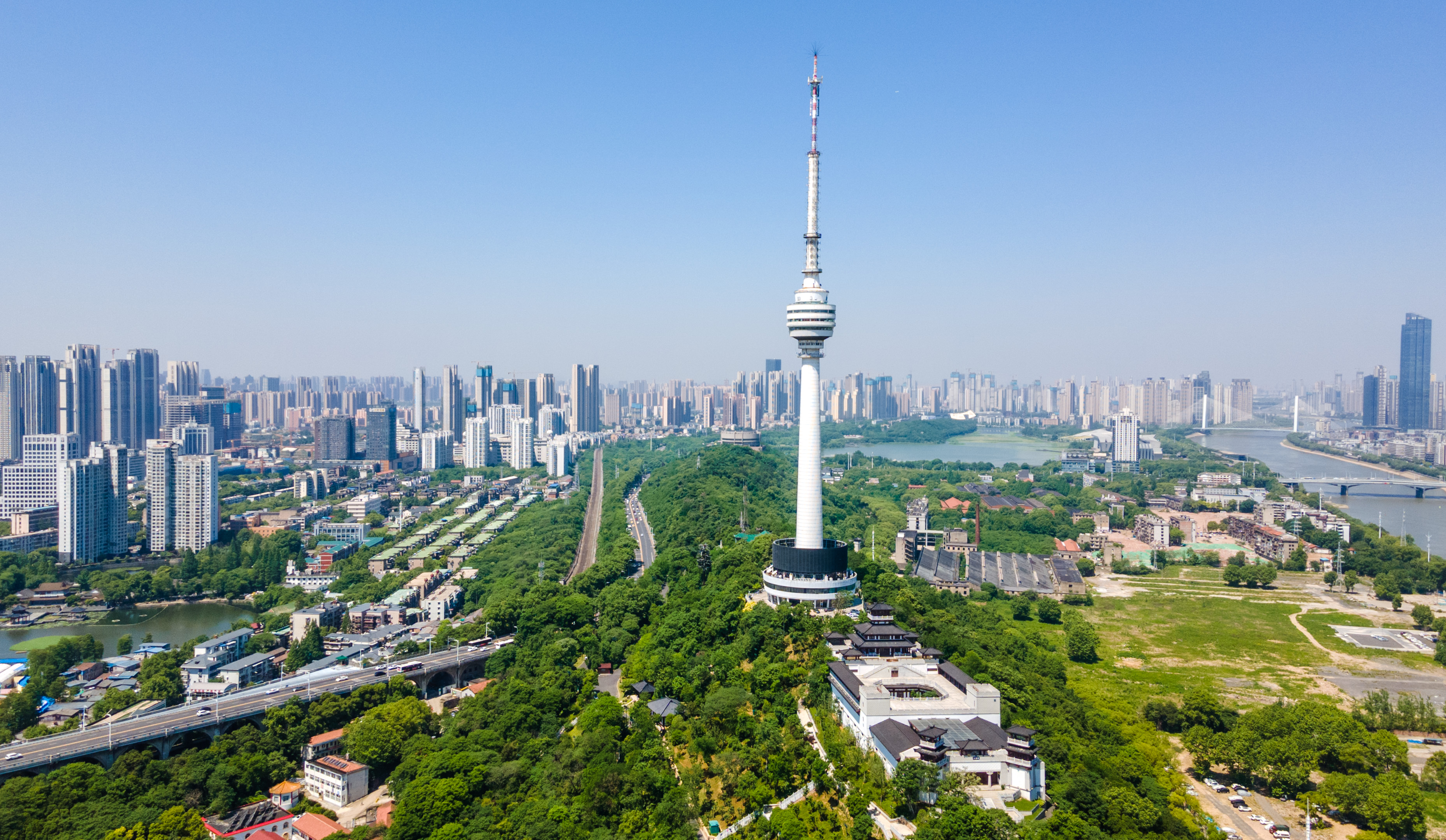 坚持城市管理提升城市市容,坚持精致城市建设理念