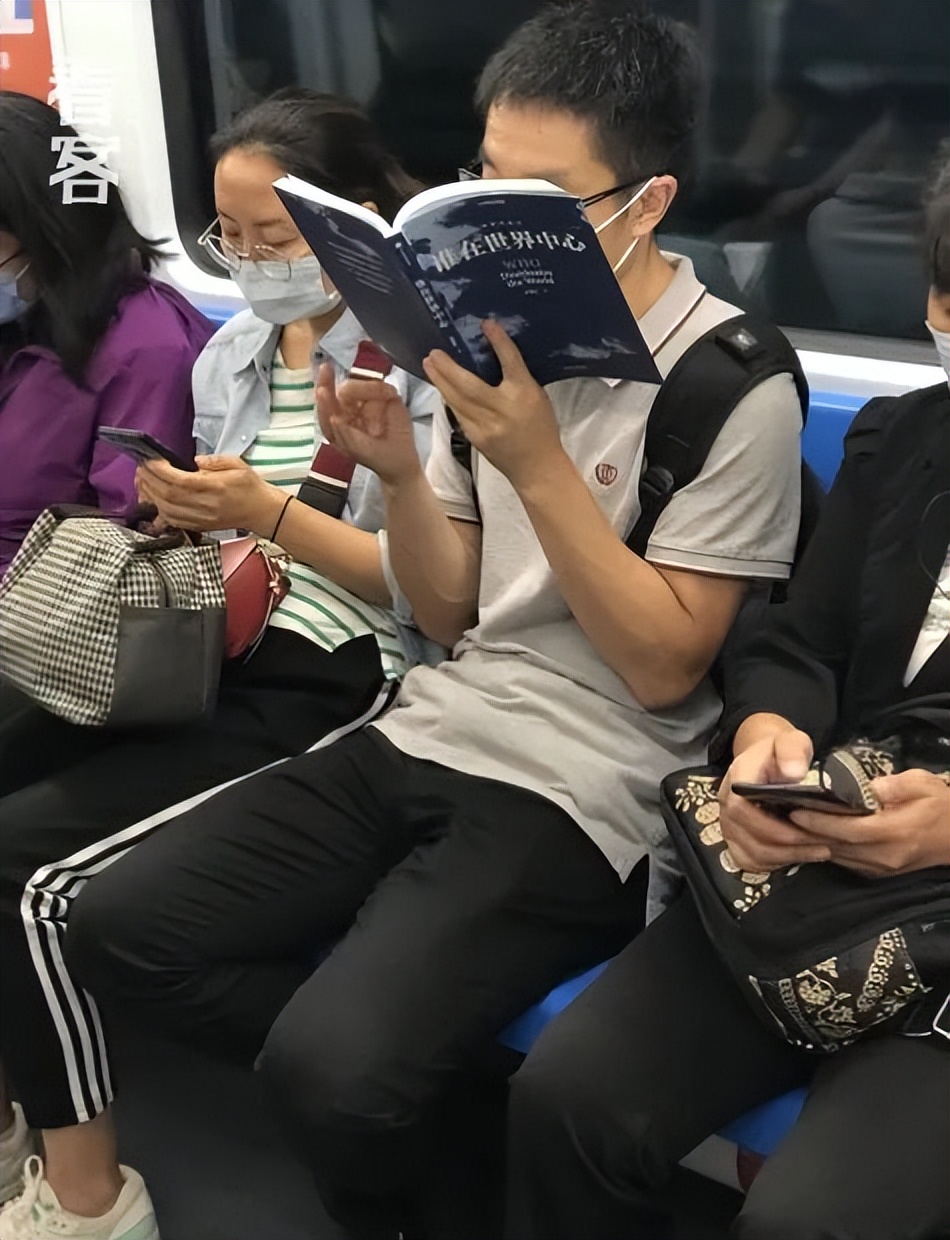 北京通勤路上,她用镜头记录2000个捧着书的人